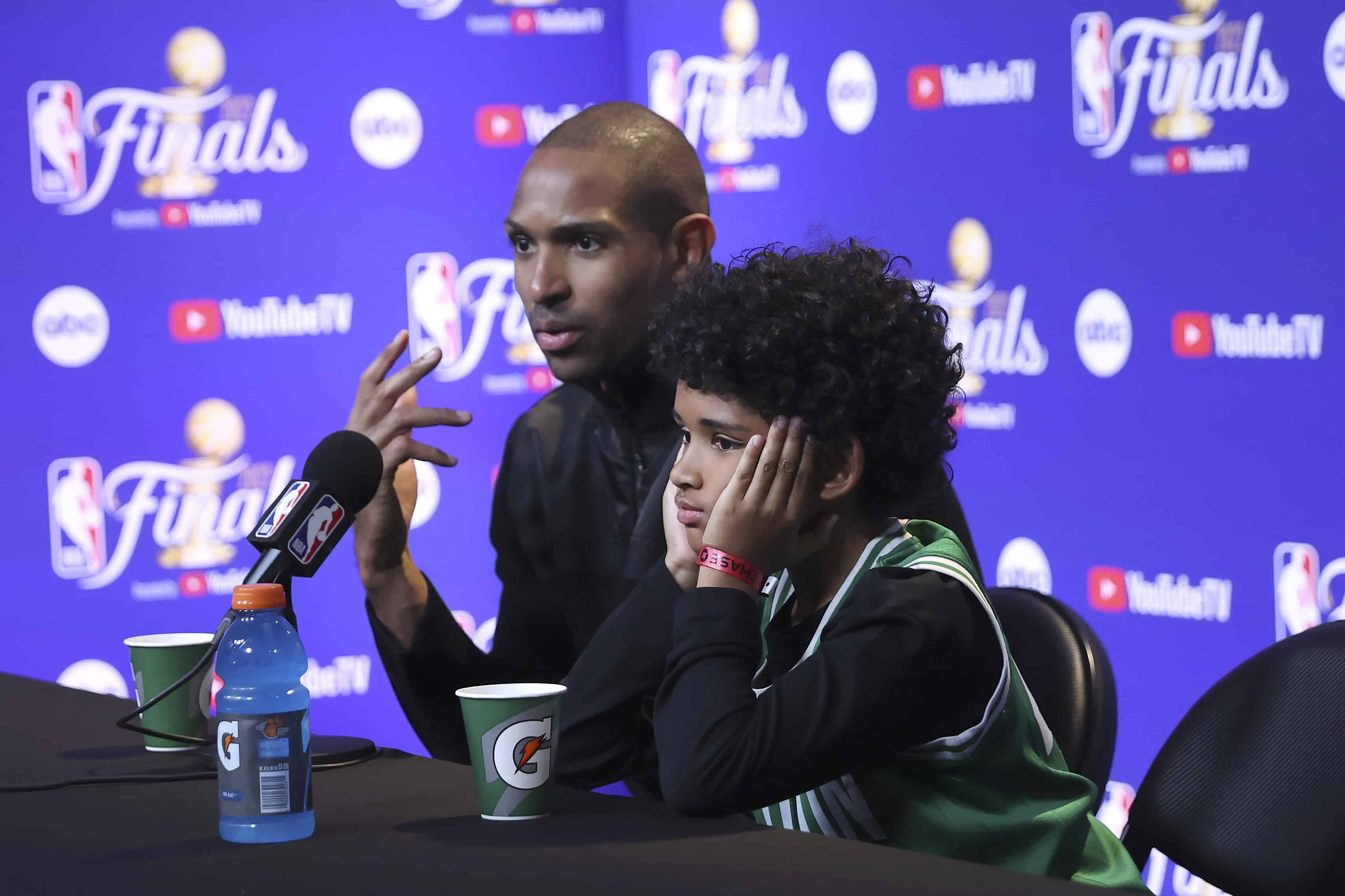 El centro de los Boston Celtics, Al Horford, a la izquierda, habla junto a su hijo, Ean, después de que los Celtics derrotaran a los Golden State Warriors en el Juego 1 de las Finales de la NBA de baloncesto en San Francisco, el jueves 2 de junio de 2022. 