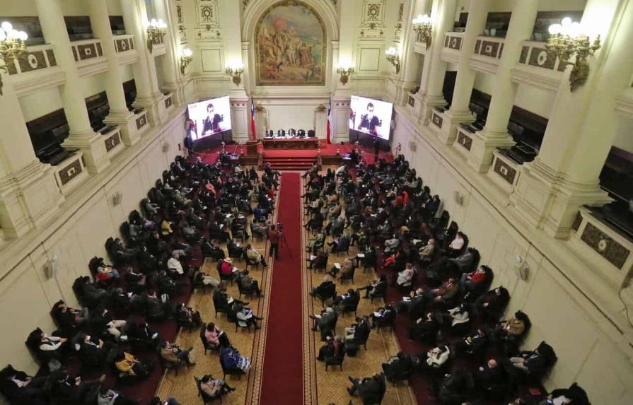 Constituyente chilena aprueba la norma que impide la reelección de Boric