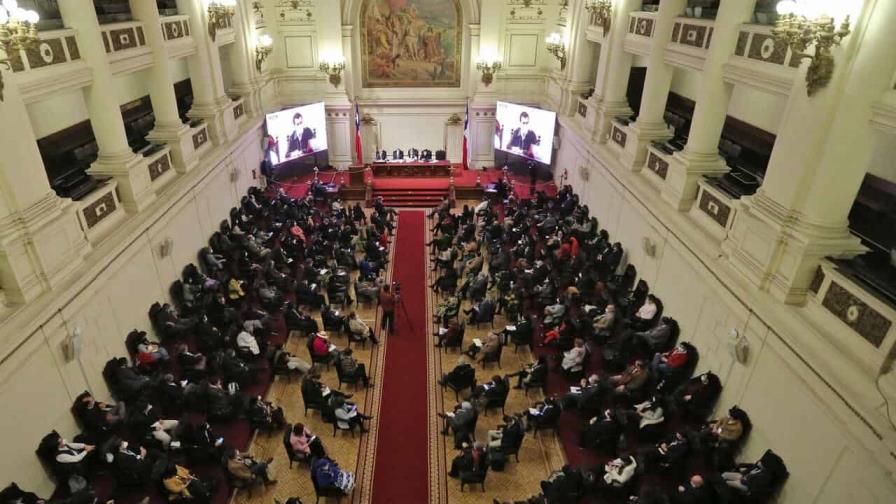 Constituyente chilena aprueba la norma que impide la reelección de Boric