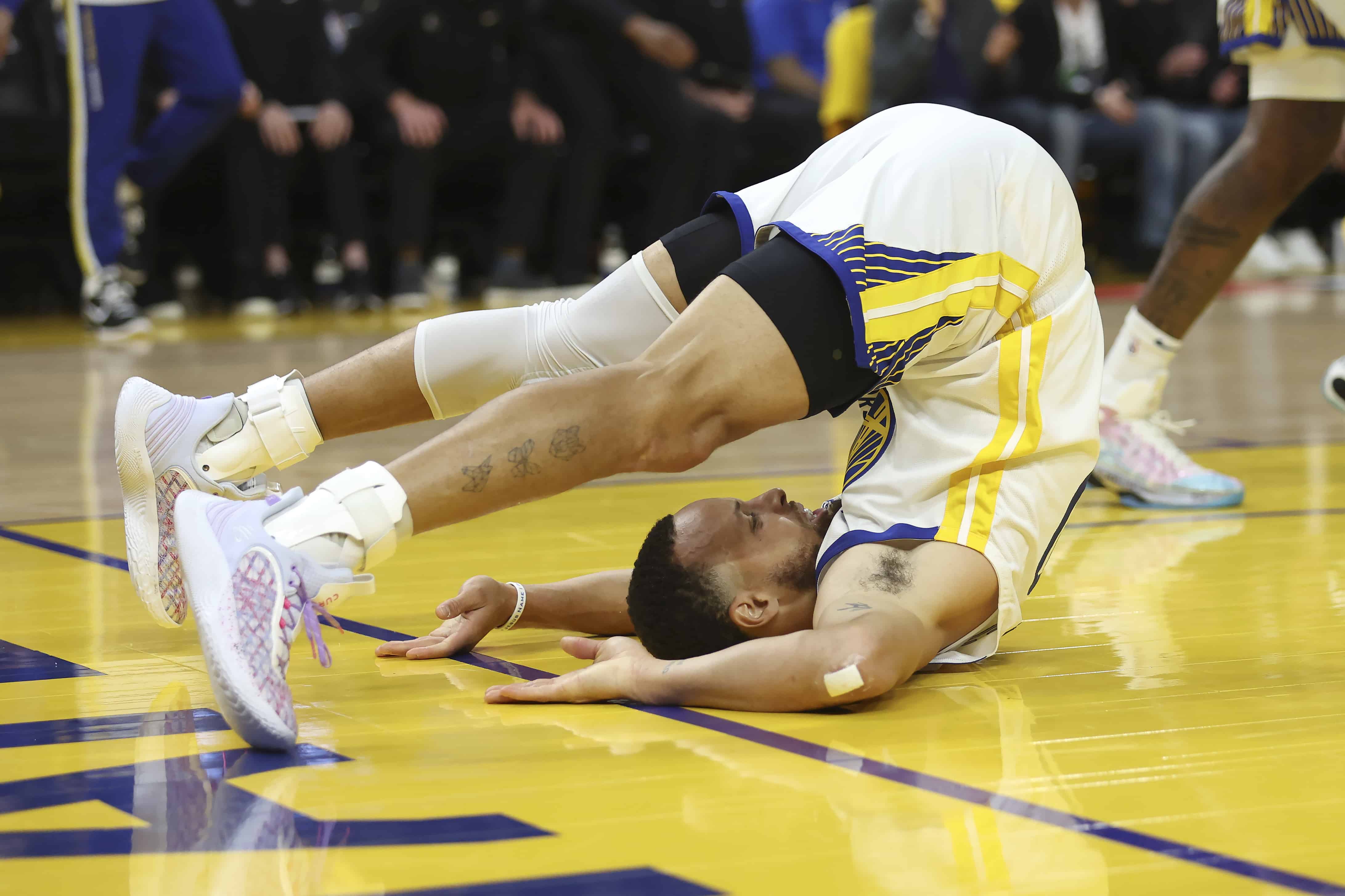 El escolta de los Golden State Warriors, Stephen Curry, rueda por el suelo durante la segunda mitad del Juego 1 de las Finales de baloncesto de la NBA contra los Boston Celtics en San Francisco, el jueves 2 de junio de 2022. 