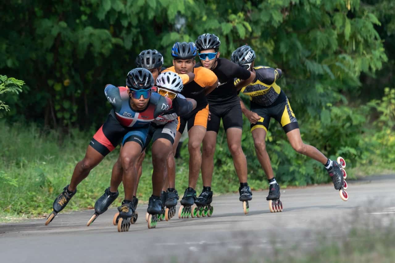 David Méndez, izquierda, ha reclamado de las autoridades crear condiciones para que el patinaje avance a niveles internacionales.