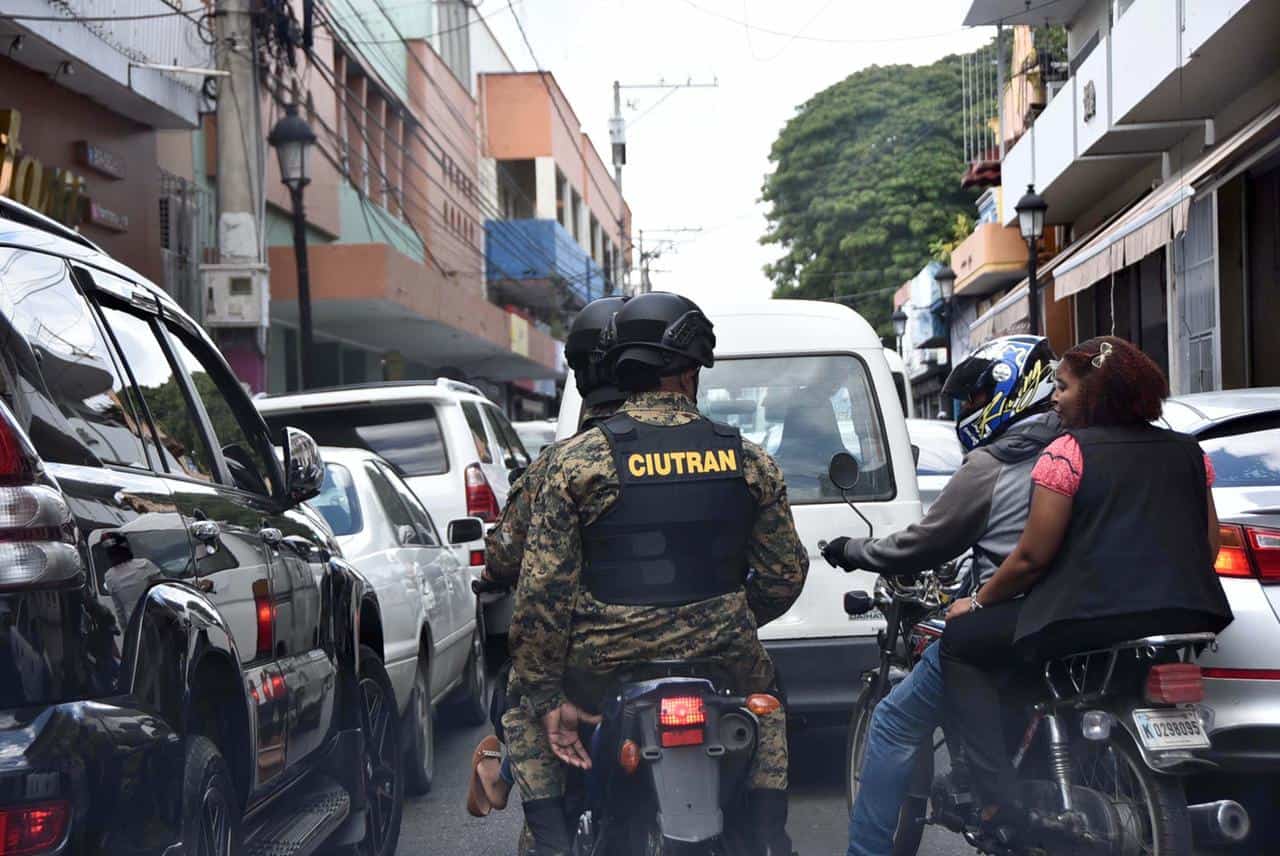 Los miembros del organismo castrense recorren en motocicletas la ciudad de Santiago. 