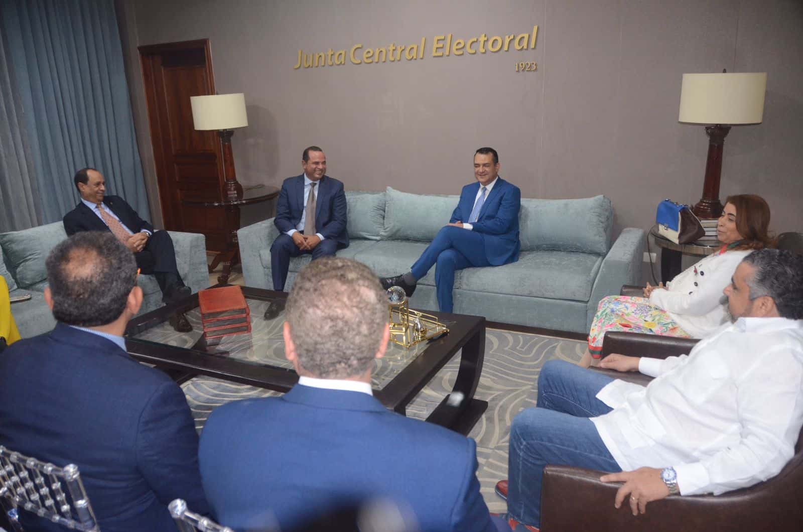 Miembros del pleno de la JCE durante la reunión con la Fuerza del Pueblo y el BIS.<strong>  Foto: Fuente Externa</strong>