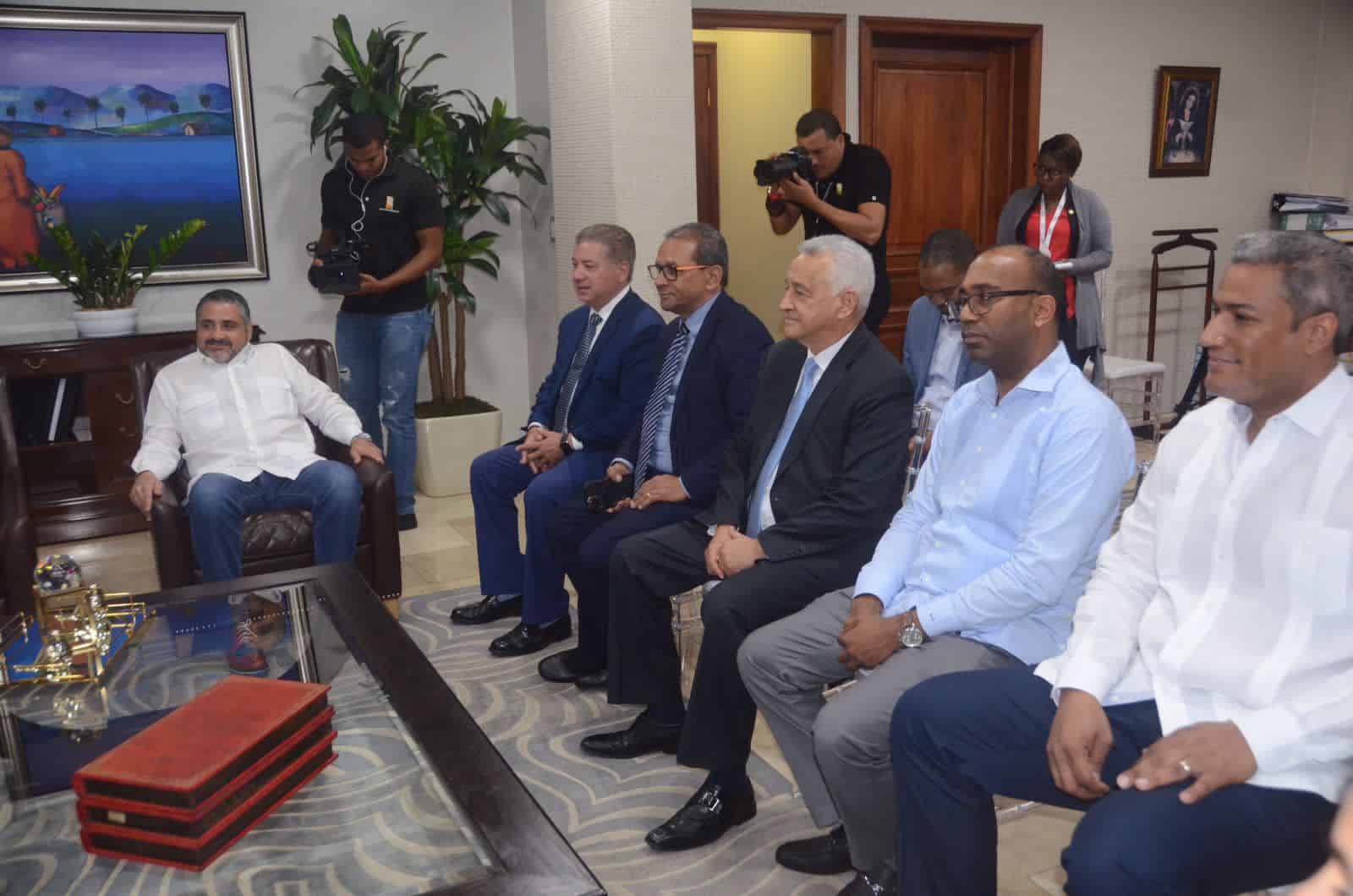 Miembros del pleno de la JCE durante la reunión con la Fuerza del Pueblo y el BIS.   <strong>Foto: Fuente Externa</strong>