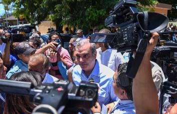 Abinader promete llevar paz y tranquilidad a los barrios al costo que sea necesario