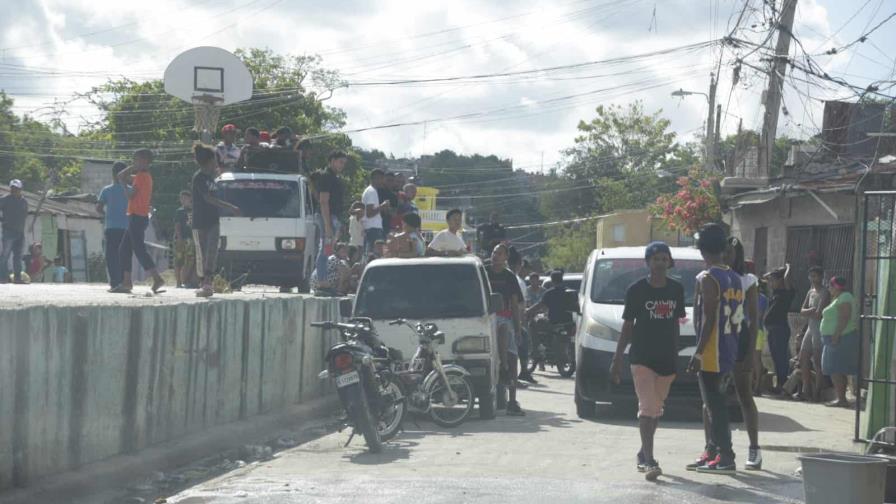 Entre música, bebida y lágrimas despiden a Bombo, ultimado por la Policía en La Ciénaga Entre música, bebida y lágrimas despiden a Bombo, ultimado por la Policía en La Ciénaga