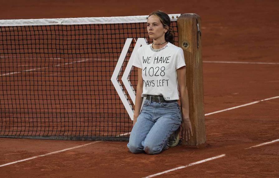 Ambientalista interrumpe partido en Roland Garros