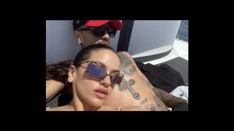 La escapada romántica de Rosalía y Rauw Alejandro por Santorini