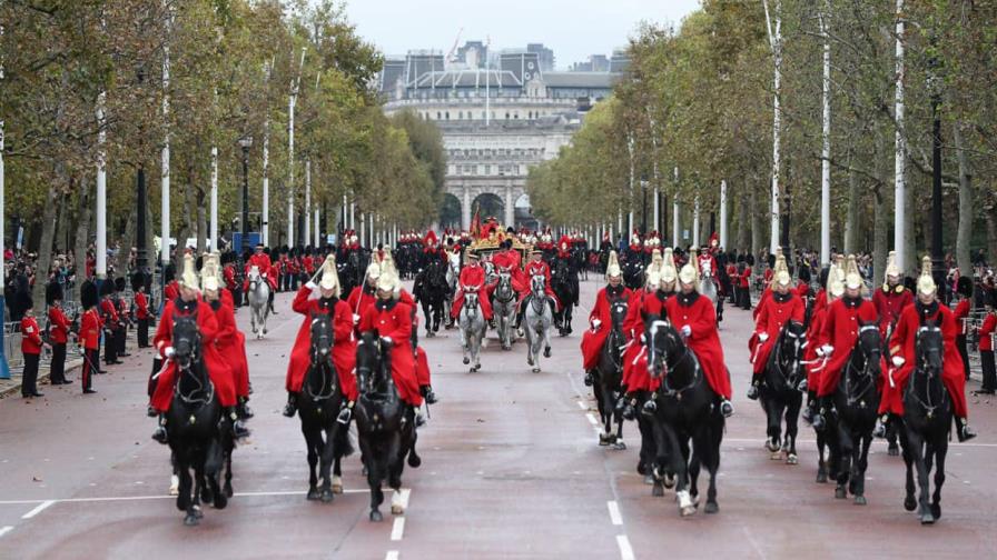 Las celebraciones del Jubileo de Platino continúan con una carrera de caballos y un megaconcierto