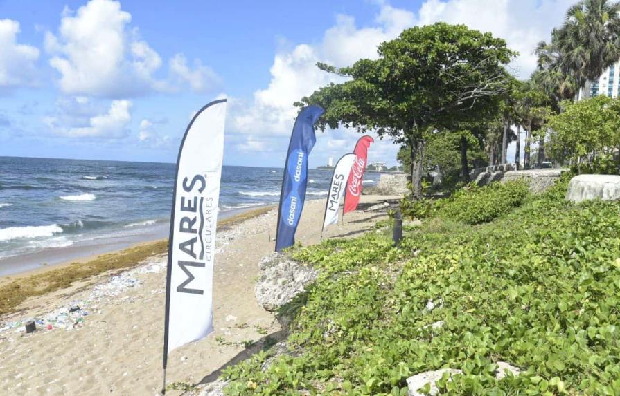 Sistema Coca-Cola realiza jornada de limpieza en la playa de Güiba