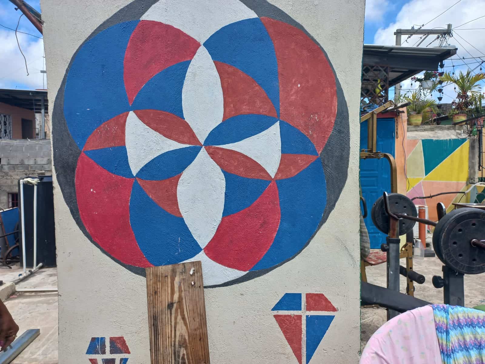 Le gusta decorar cada rincon de su casa.