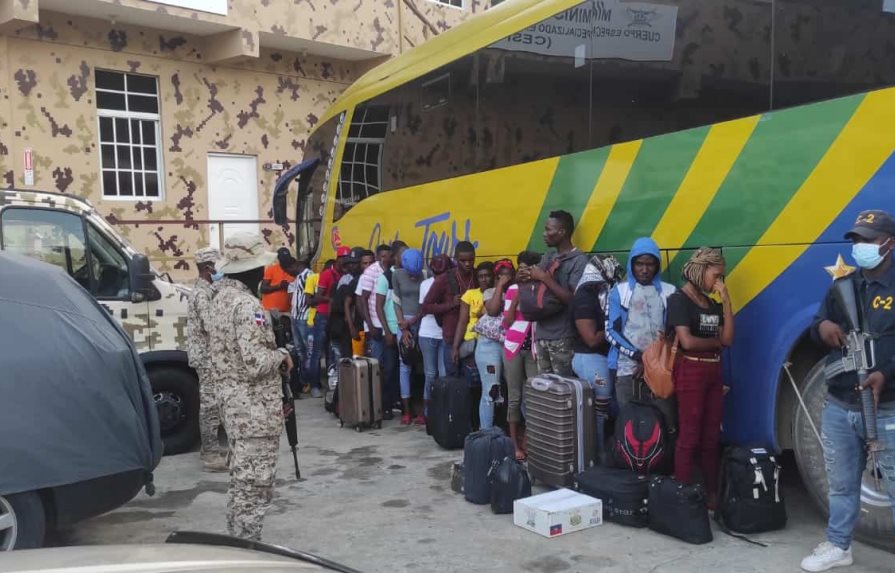 Apresan a un hombre transportaba 24 haitianos indocumentados en Montecristi