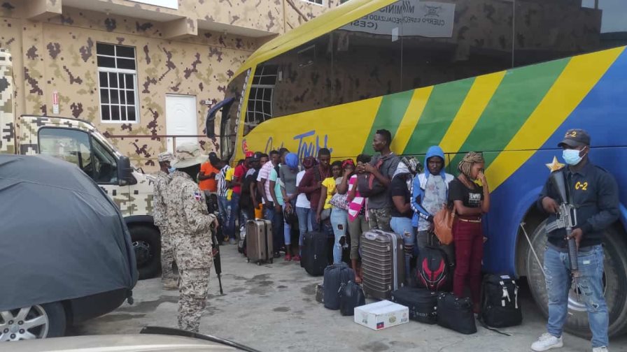 Apresan a un hombre transportaba 24 haitianos indocumentados en Montecristi