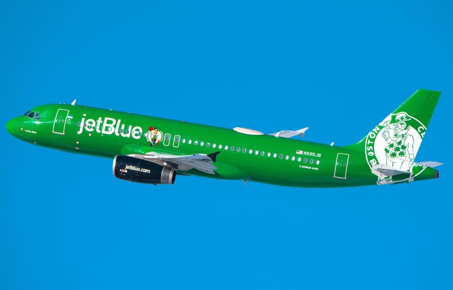 Avión que rinde homenaje a Boston Celtics aterriza en aeropuerto de Puerto Plata