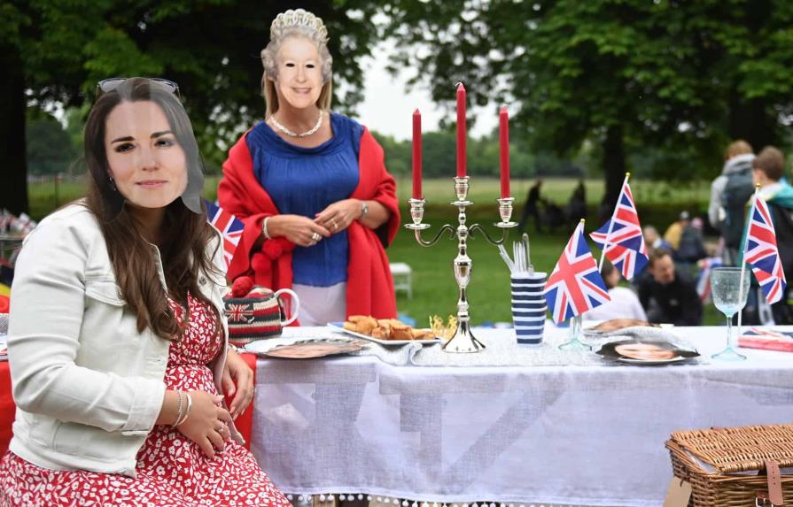 Isabel II dice sentirse agradecida y conmovida por los festejos