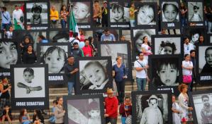 Padres de 49 niños muertos en incendio de guardería ABC protestan en México Padres de 49 niños muertos en incendio de guardería ABC protestan en México