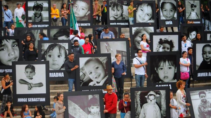 Padres de 49 niños muertos en incendio de guardería ABC protestan en México