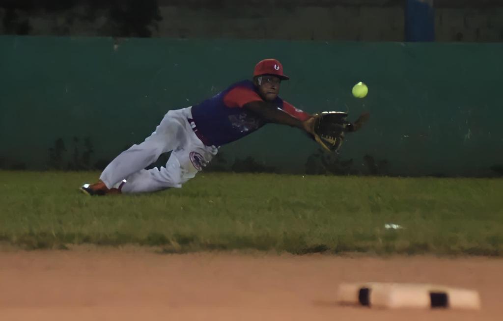 Acción en la jornada preliminar del torneo Los Anillos, organizado por la Asociación de Softbol de la Provincia Santo Domingo, en su novena versión, dedicado a Ruby Mendoza.
