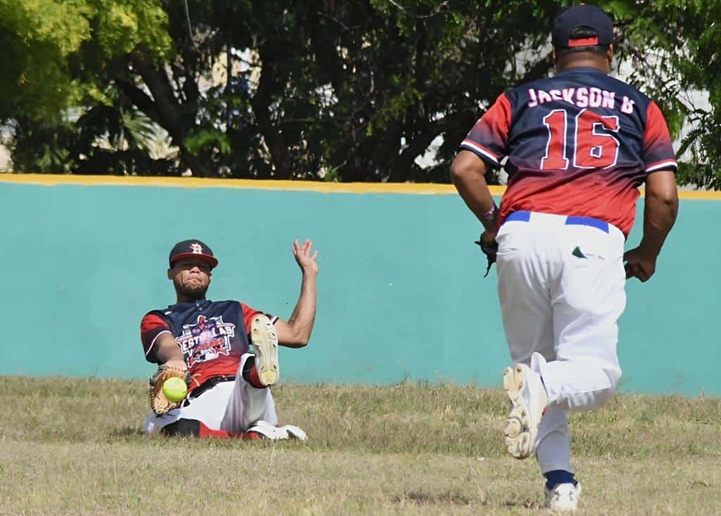 Acción en la jornada preliminar del torneo Los Anillos, organizado por la Asociación de Softbol de la Provincia Santo Domingo, en su novena versión, dedicado a Ruby Mendoza.