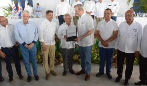 Gobierno entrega 1,176 t&iacute;tulos de propiedad de terrenos en Hato del Yaque, en Santiago