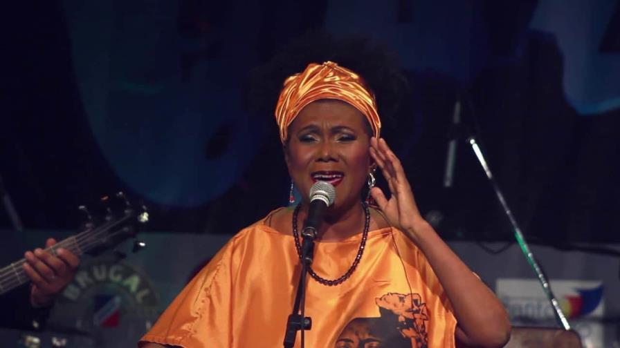 Agua, la nueva canción de la cantautora Xiomara Fortuna Agua, la nueva canción de la cantautora Xiomara Fortuna