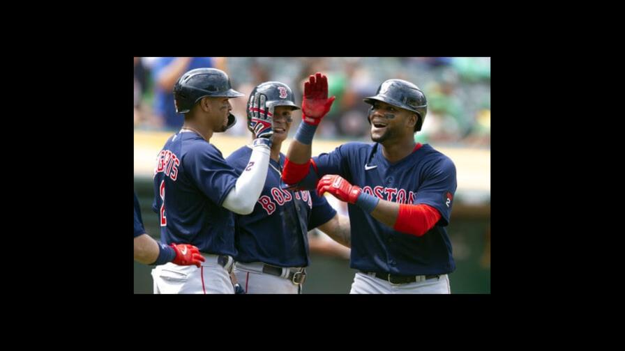 Medias Rojas ganan a Atleticos; con jonrones de Devers y Cordero