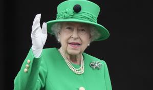 Reina Isabel II aparece en balcón en festejos por su Jubileo