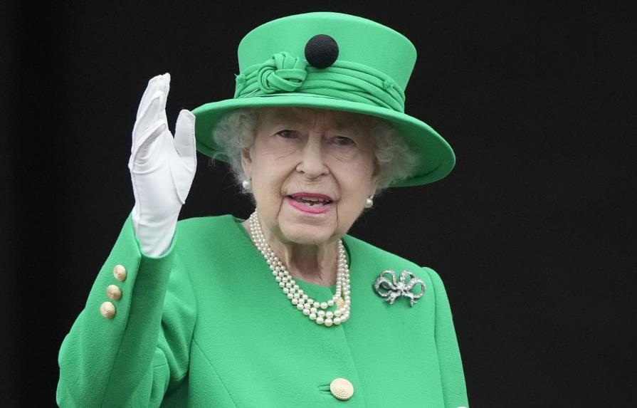 Reina Isabel II aparece en balcón en festejos por su Jubileo