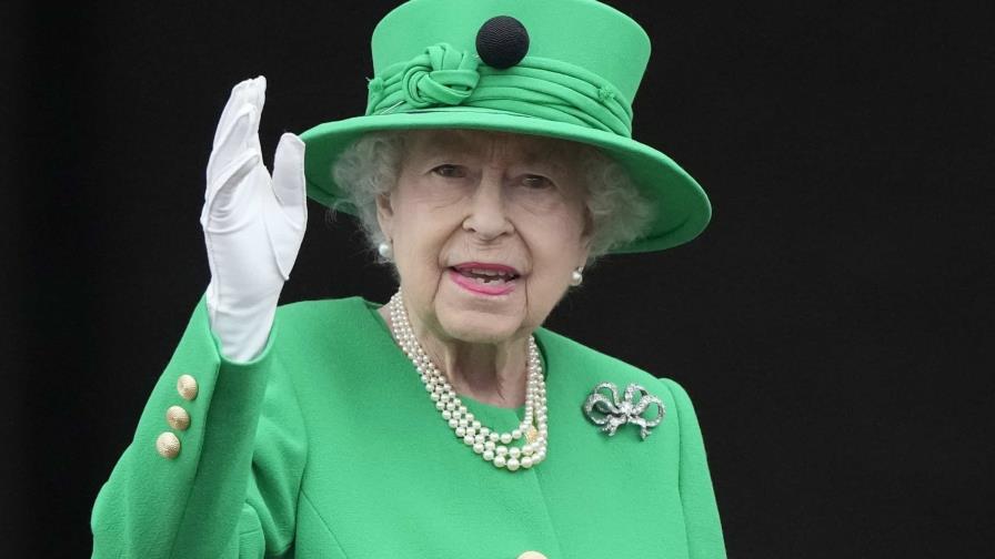 Reina Isabel II aparece en balcón en festejos por su Jubileo Reina Isabel II aparece en balcón en festejos por su Jubileo