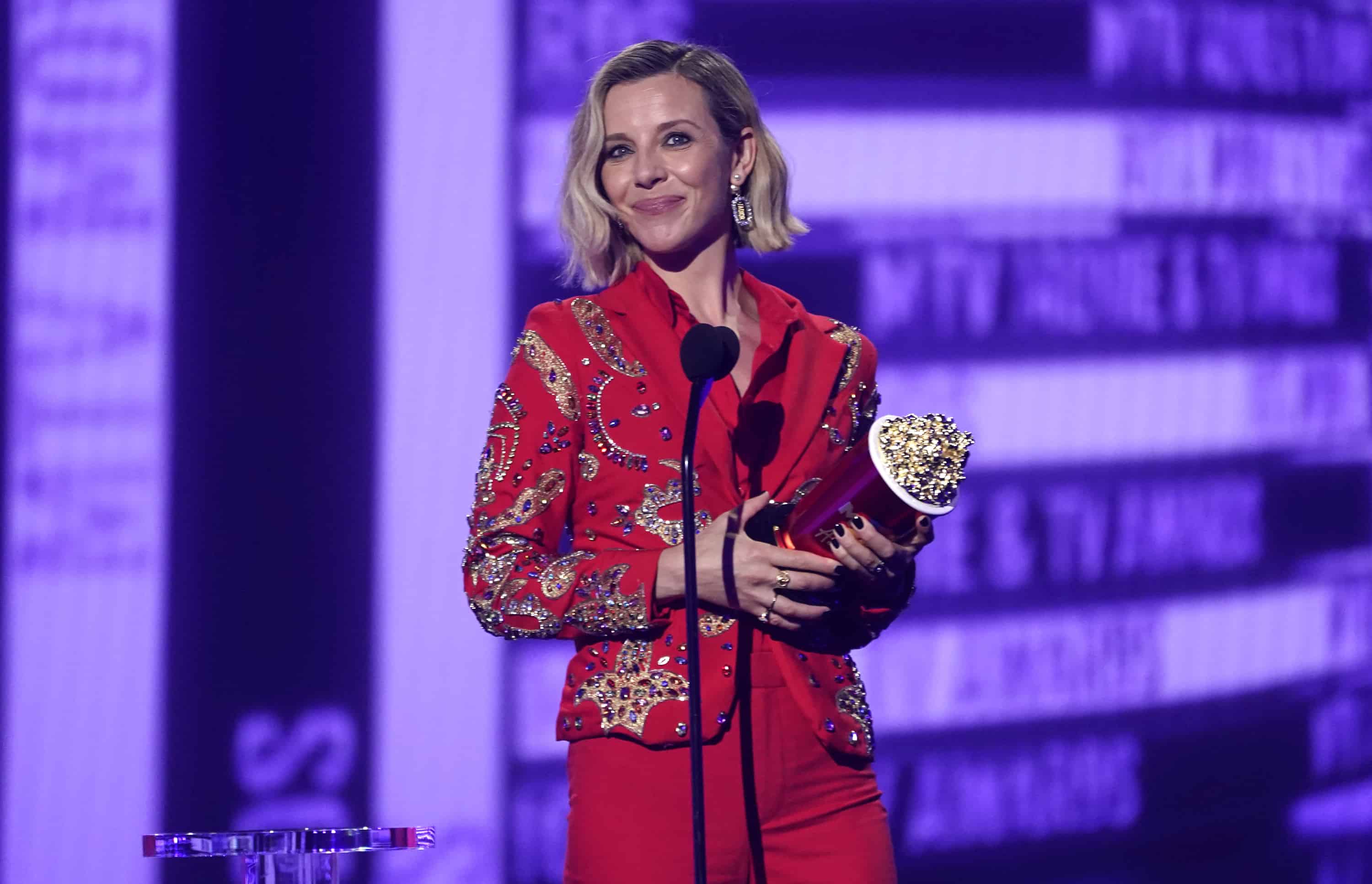 Sophia Di Martino recibe el premio a mejor equipo por Loki en los Premios MTV al Cine y la Televisión el domingo 5 de junio de 2022 en el Barker Hangar en Santa Mónica, California.