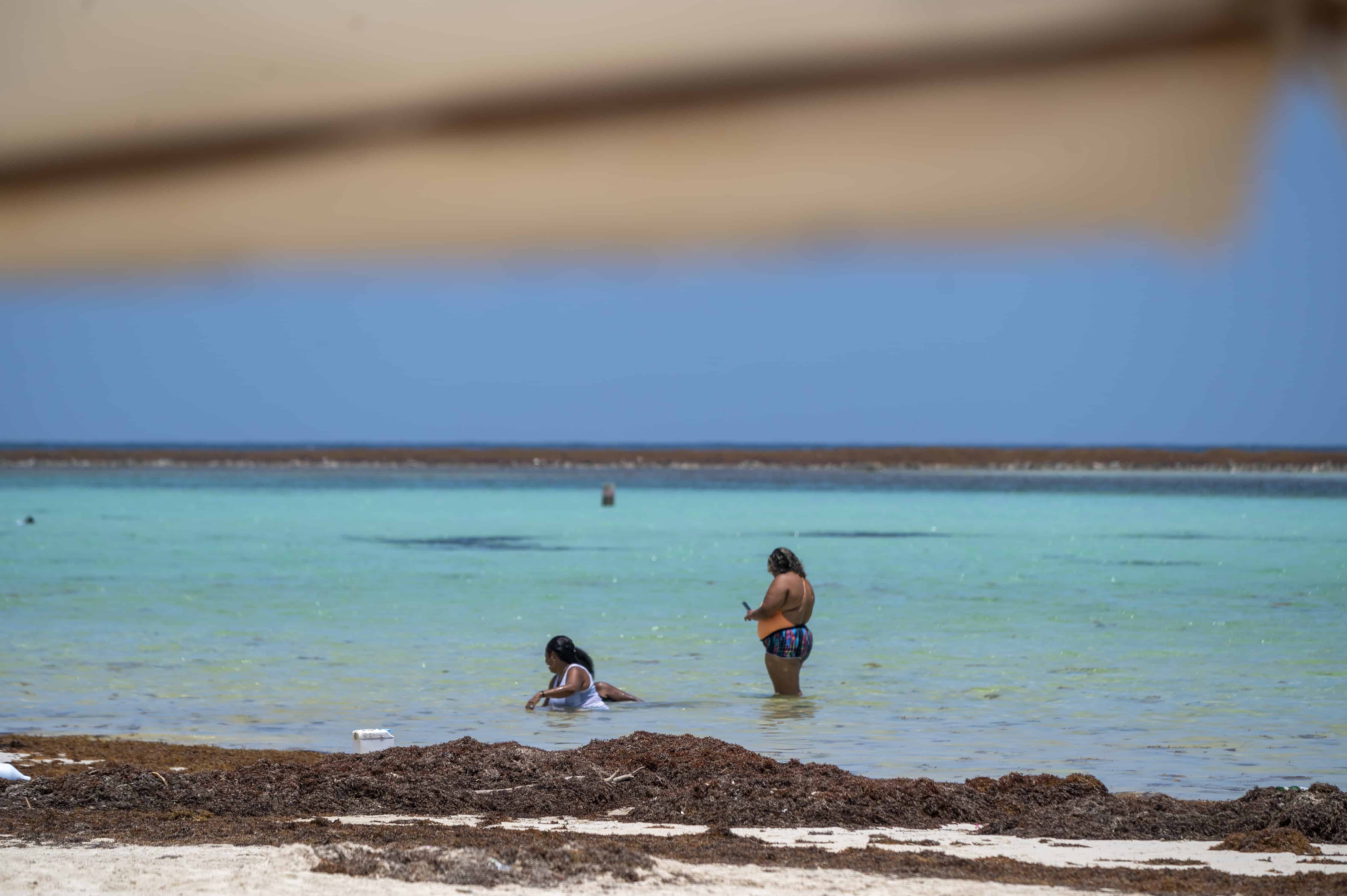 Bañistas ayer lunes en la playa de Boca Chica.