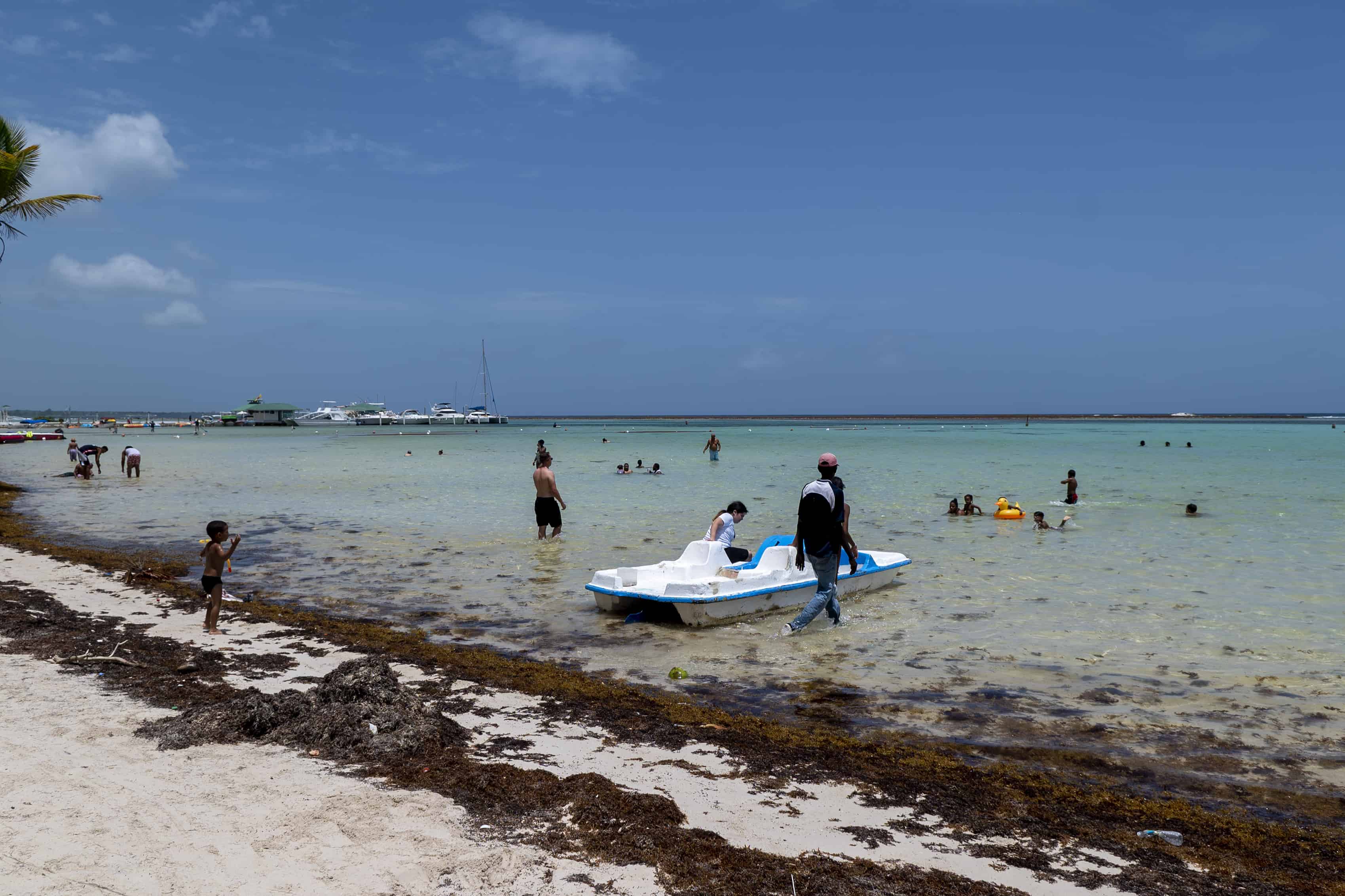 Visitantes en la playa de Boca Chica, ayer lunes.