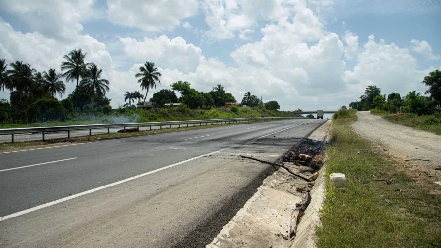 Comunidad Juan Tomás quema gomas para que le arreglen calles