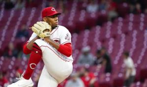 Rojos blanquean a Diamondbacks; lluvia acorta partido
