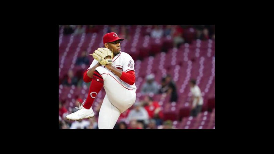 Rojos blanquean a Diamondbacks; lluvia acorta partido