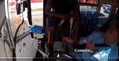 Video: Hombre asalta a chofer de autobús del corredor Charles de Gaulle mientras conduce