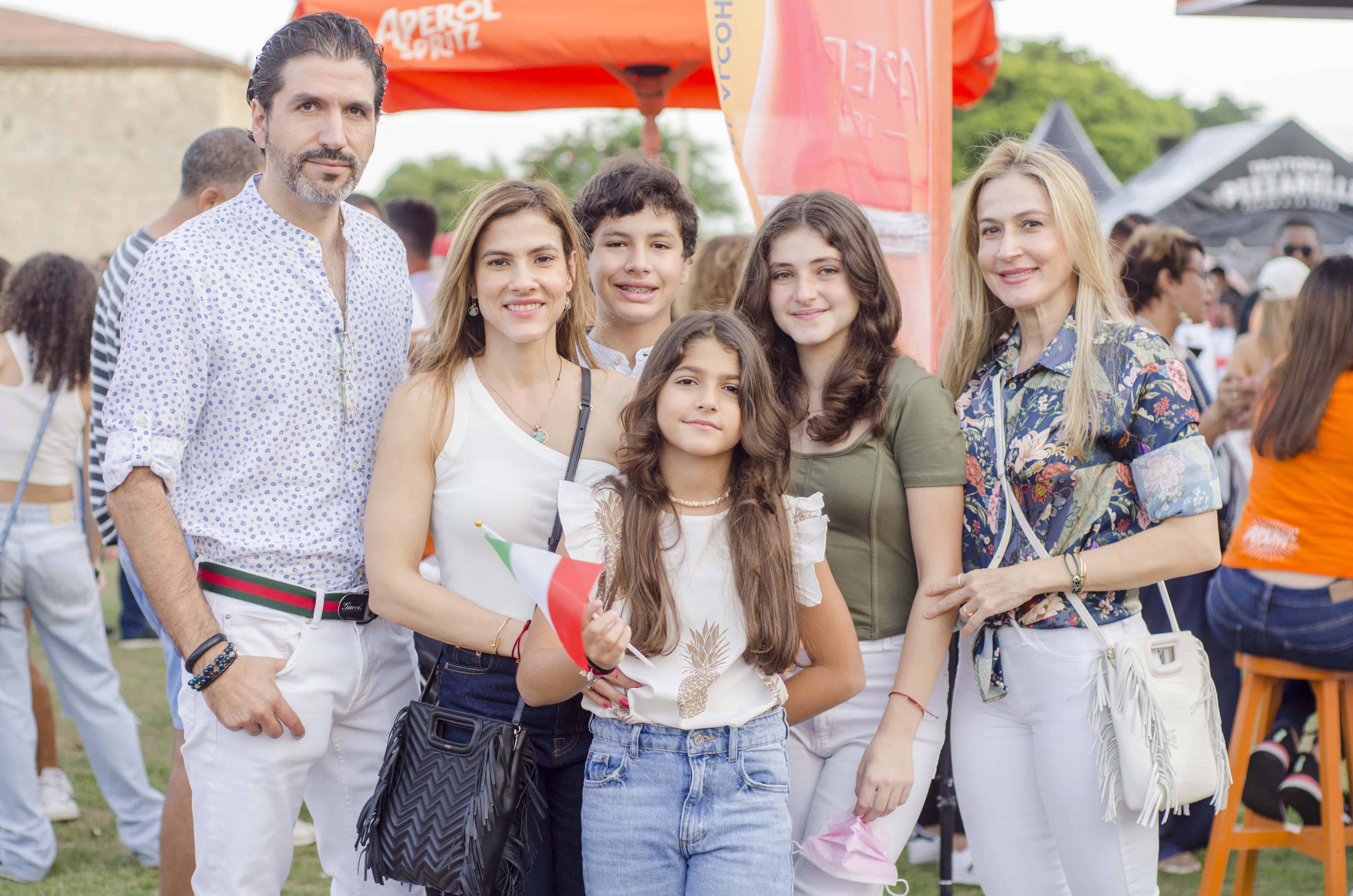 Alejandro Cleves, Belén Cleves, Rosario Cleves, Katherine Martínez, Aurora Ferreras y Rosangel Martínez 
