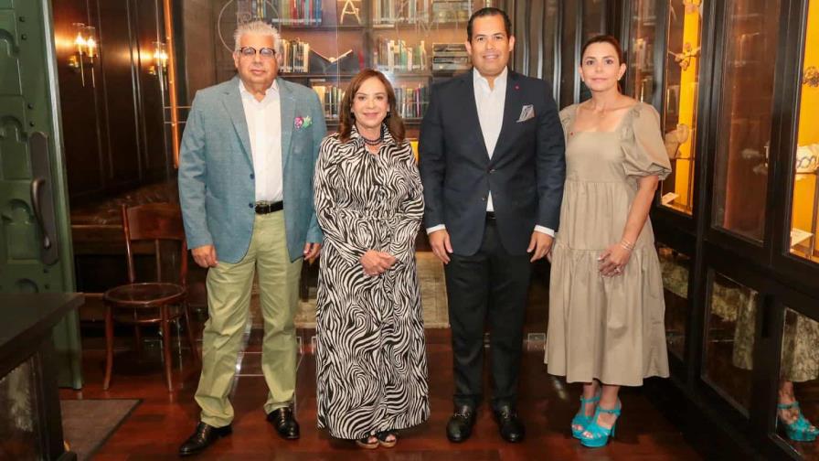 Realizan visita guiada por “El universo pictórico de José Gausachs y Clara Ledesma”