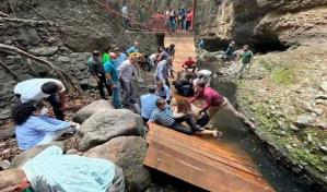 En México colapsa puente colgante recién inaugurado, funcionarios entre las víctimas