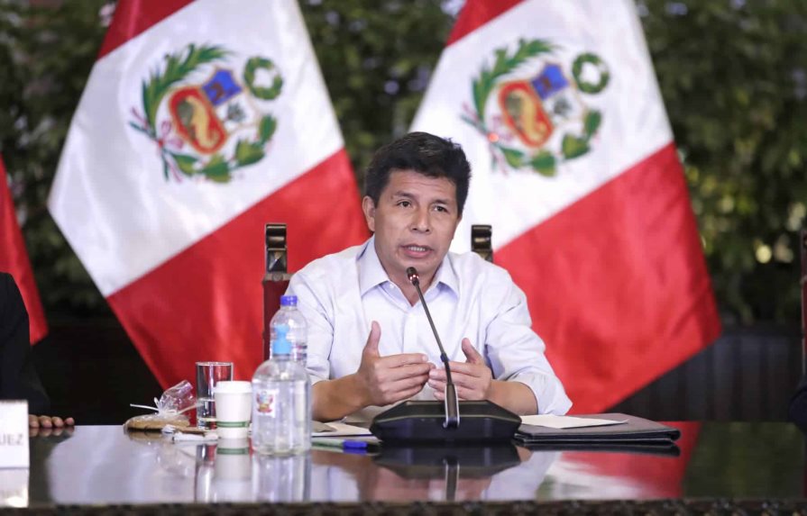 Presidente de Perú evalúa ir al Constitucional por investigación en contra