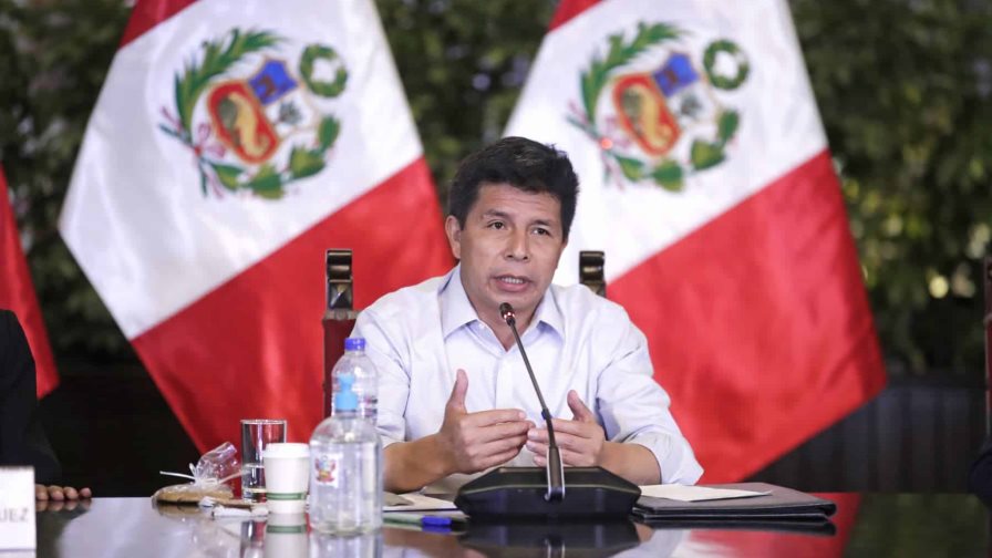 Presidente de Perú evalúa ir al Constitucional por investigación en contra