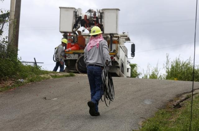 Puerto Rico anuncia proyectos para reconstruir red eléctrica