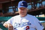 Bajan a Tom Lasorda para subir al lanzador Sandy Koufax