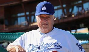 Bajan a Tom Lasorda para subir al lanzador Sandy Koufax