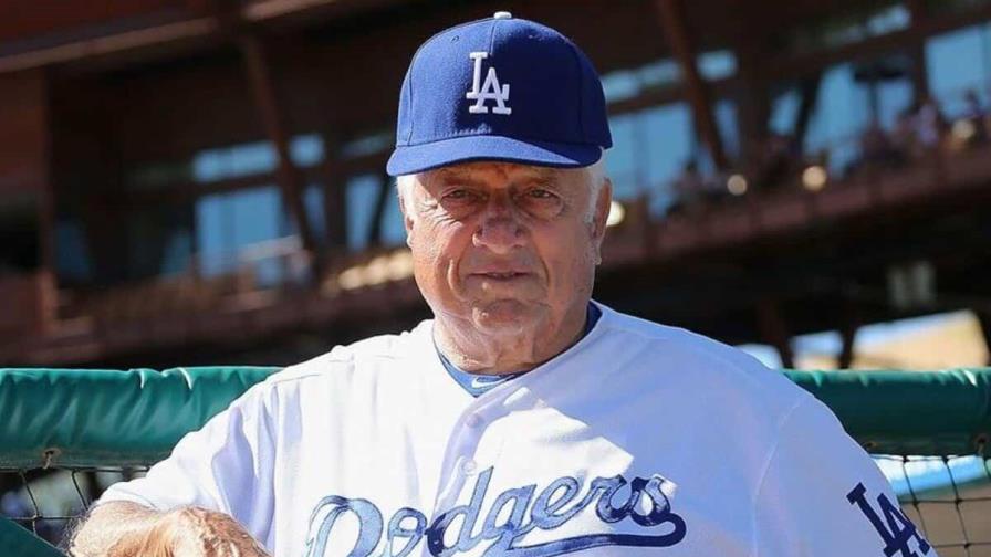 Bajan a Tom Lasorda para subir al lanzador Sandy Koufax Bajan a Tom Lasorda para subir al lanzador Sandy Koufax