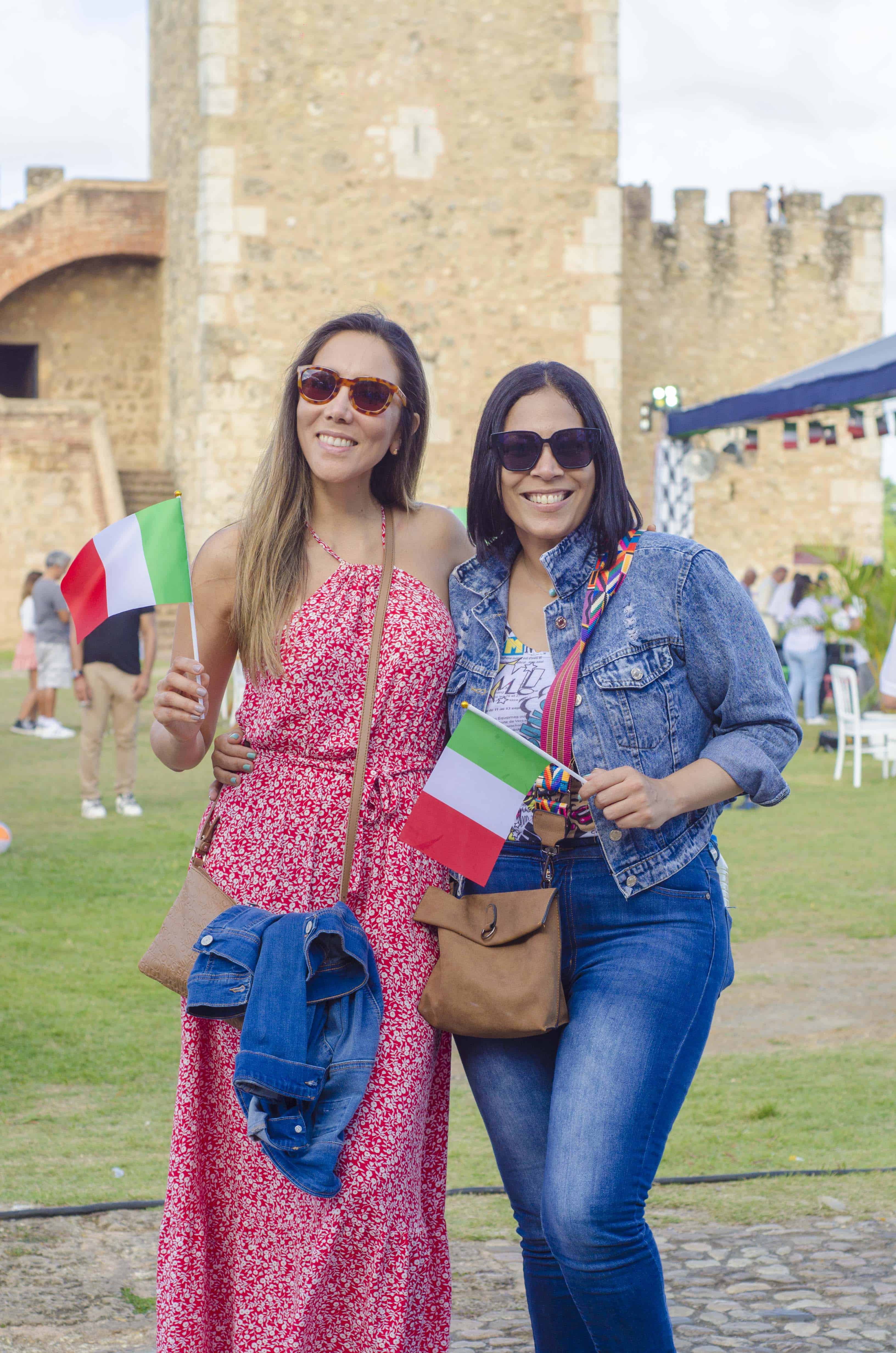 Lorena Gutiérrez y Lizzie González.