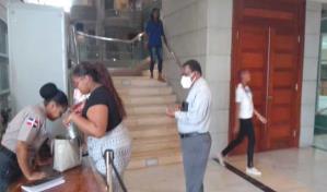 Párroco que entregó al asesino de Jorge Mera presta su declaración en la Procuraduría