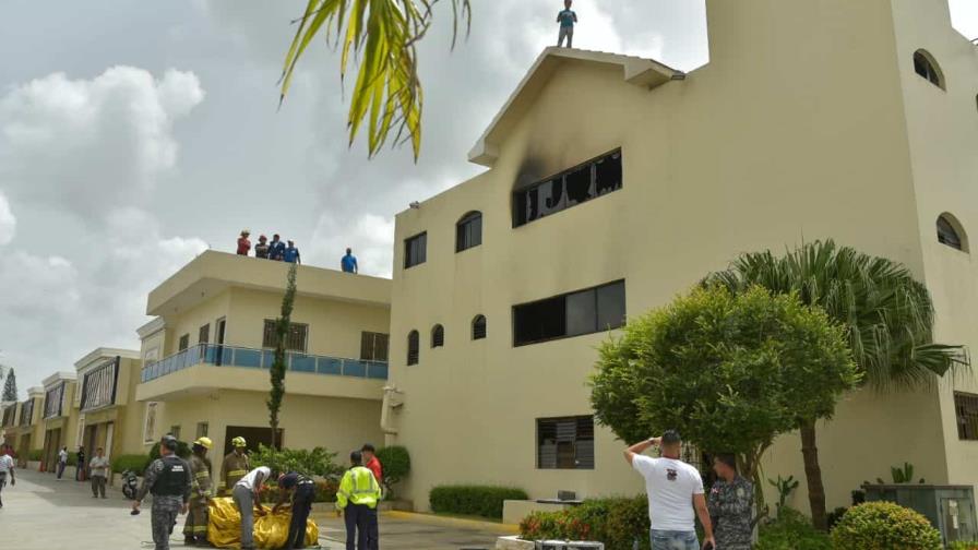 Ciudadano chino amenaza con lanzarse desde techo de una cabaña en reclamo de prestaciones