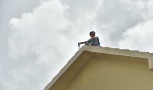 Chino que reclama prestaciones laborales desiste de suicidarse desde techo de cabaña