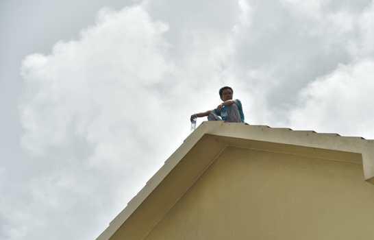 Chino que reclama prestaciones laborales desiste de suicidarse desde techo de cabaña